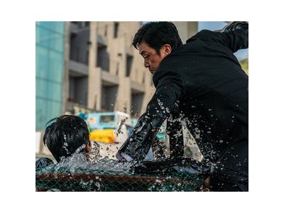 하정우 브로큰 3단 변화 스틸 공개