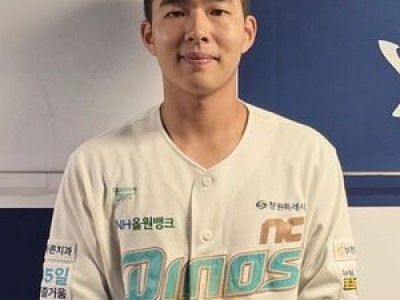 김휘집 홈런 친 건 처음이라며 놀란다