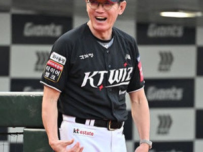 이강철 감독 경기 전 하늘 바라보며 안도의 한숨